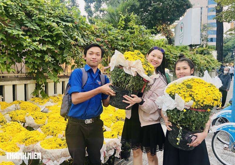 Người dân TP.HCM bất ngờ khi 1.000 chậu hoa tết được tặng miễn phí chiều nay- Ảnh 1.