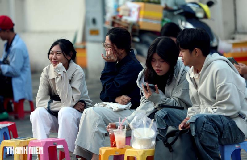 Sáng nay TP.HCM xuống 17 độ C, áo ấm, khăn choàng xuất hiện khắp phố- Ảnh 10.