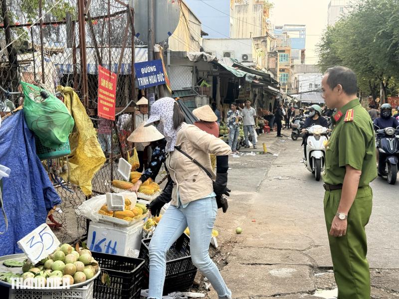 TP.HCM xử lý lấn chiếm vỉa hè: Chợ Bà Chiểu 'lột xác', người dân ngạc nhiên - Ảnh 8.