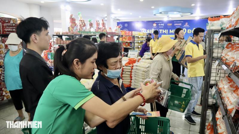 Sắm tết ở siêu thị mini 0 đồng, TP.HCM: Mấy chục năm mới mua sắm kiểu này- Ảnh 5.