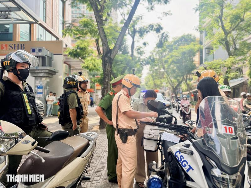 Đỗ xe máy trên vỉa hè, CSGT phạt nhiều trường hợp vi phạm ở trung tâm TP.HCM - Ảnh 6.