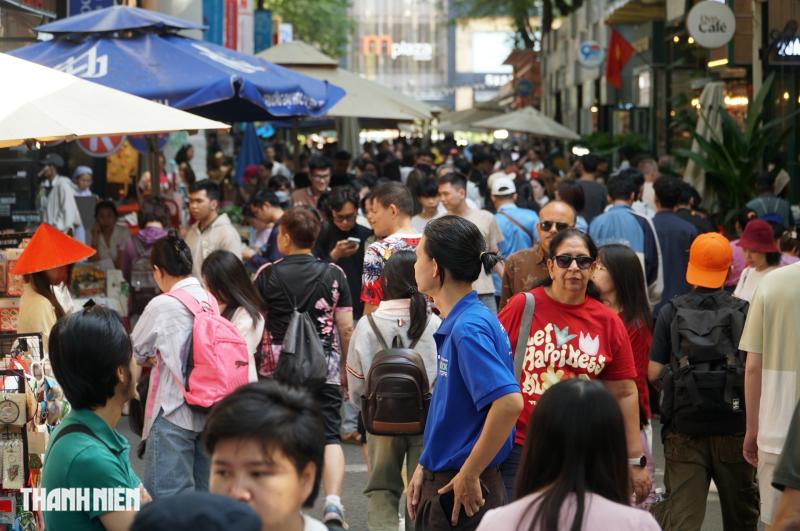 Ngày đầu năm mới 2026: Thảo Cầm Viên, đường sách đông nghẹt người đi chơi  - Ảnh 10.