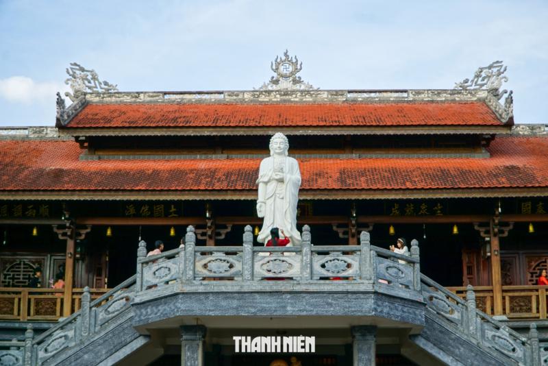 Chùa Sắc tứ Khải Đoan của triều Nguyễn: Người dân diện áo dài, chụp hình lưu niệm - Ảnh 10.