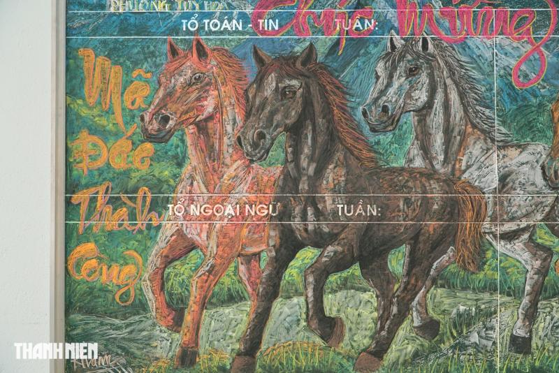Cô giáo vẽ tranh linh vật ngựa bằng phấn trên bảng đen gây ‘sốt’ mạng xã hội - Ảnh 5.