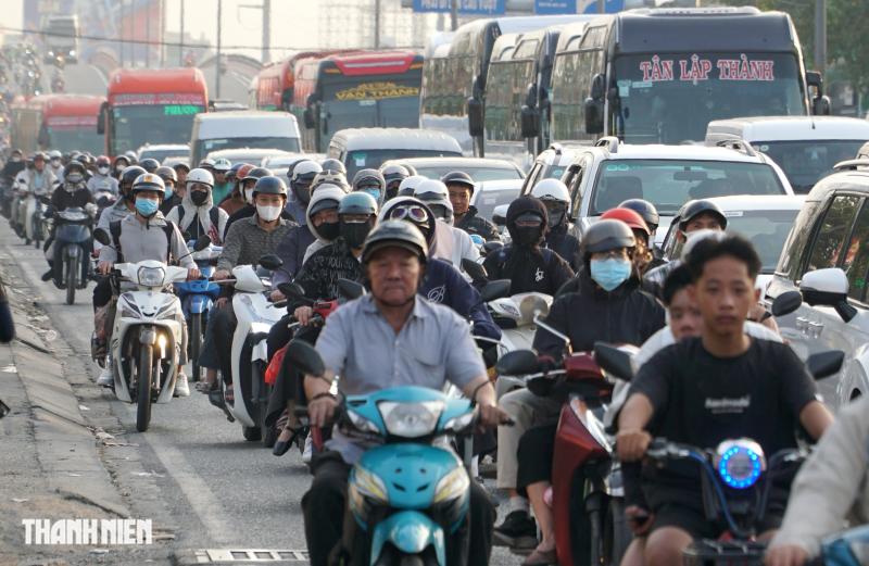 Người miền Tây ùn ùn trở lại TP.HCM sau kỳ nghỉ Tết Dương lịch 4 ngày- Ảnh 1.