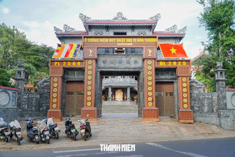 Chùa Sắc tứ Khải Đoan của triều Nguyễn: Người dân diện áo dài, chụp hình lưu niệm - Ảnh 1.