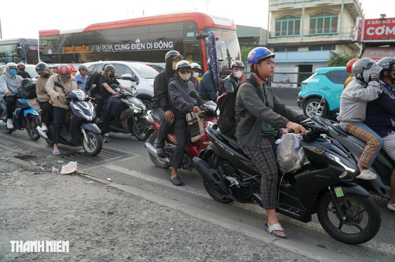 Người miền Tây ùn ùn trở lại TP.HCM sau kỳ nghỉ Tết Dương lịch 4 ngày- Ảnh 4.