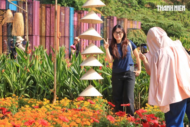 Vườn hoa tết 'mới toanh' gây sốt ngay trung tâm TP.HCM: Đông người đổ về check-in- Ảnh 2.
