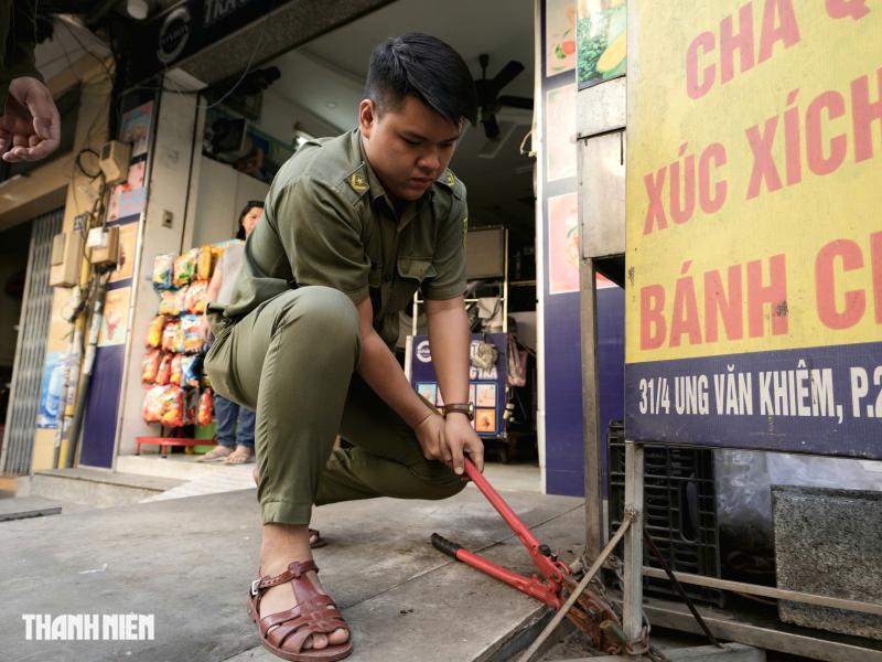 TP.HCM xử lý lấn chiếm vỉa hè: Người dân cất gọn biển hiệu, đường thông thoáng - Ảnh 3.