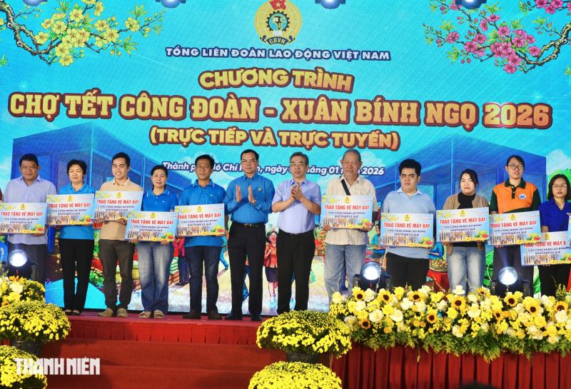 Công nhân TP.HCM được nhận vé máy bay, tàu xe và quà hôm nay- Ảnh 1.