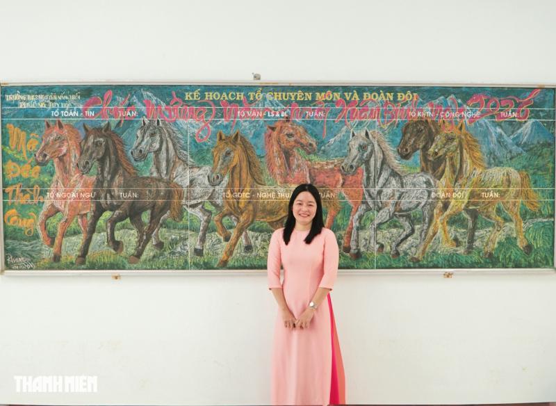 Cô giáo vẽ tranh linh vật ngựa bằng phấn trên bảng đen gây ‘sốt’ mạng xã hội - Ảnh 4.