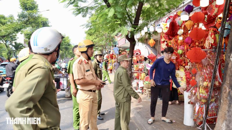 TP.HCM xử lý lấn chiếm vỉa hè: Cửa hàng khu Chợ Lớn thu dọn bất ngờ - Ảnh 4.