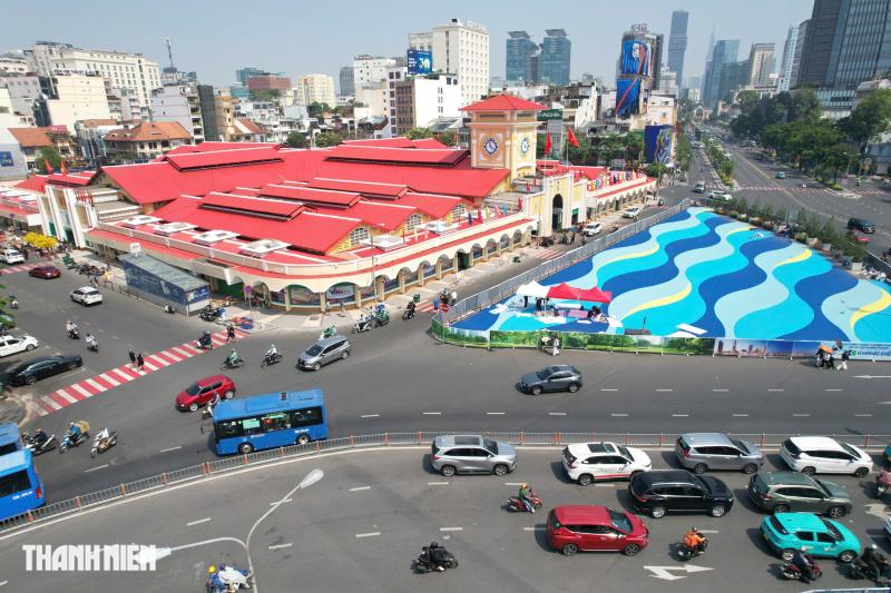 Hình ảnh khu vực chợ Bến Thành khác lạ sau khi được sơn mới - Ảnh 2.