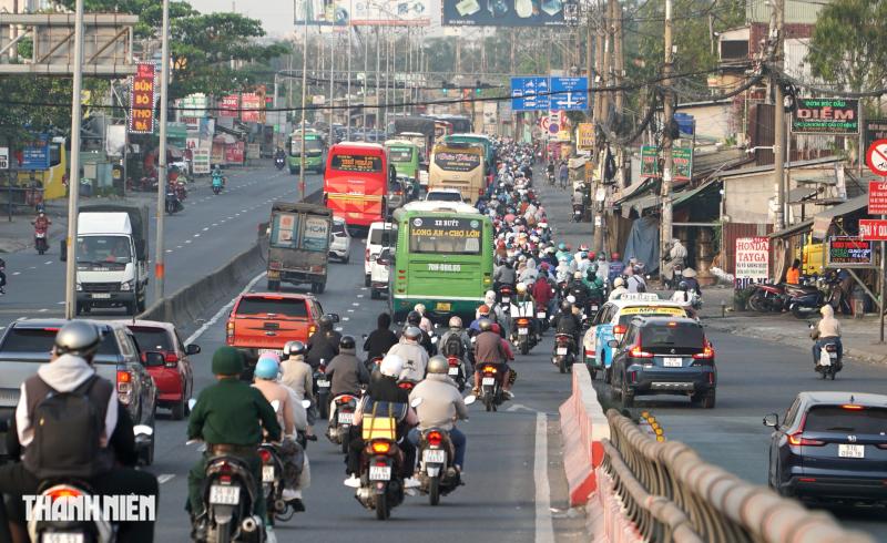 Người miền Tây ùn ùn trở lại TP.HCM sau kỳ nghỉ Tết Dương lịch 4 ngày- Ảnh 2.