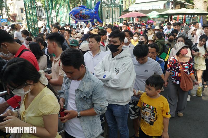 Ngày đầu năm mới 2026: Thảo Cầm Viên, đường sách đông nghẹt người đi chơi  - Ảnh 3.