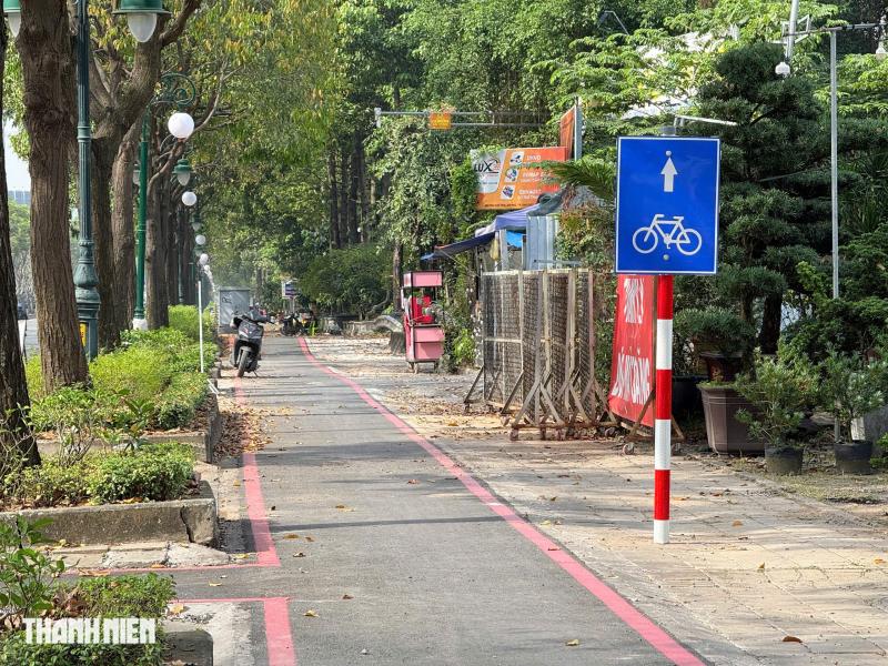 CSGT phạt loạt xe máy đi vào làn đường riêng cho xe đạp trên Mai Chí Thọ - Ảnh 1.