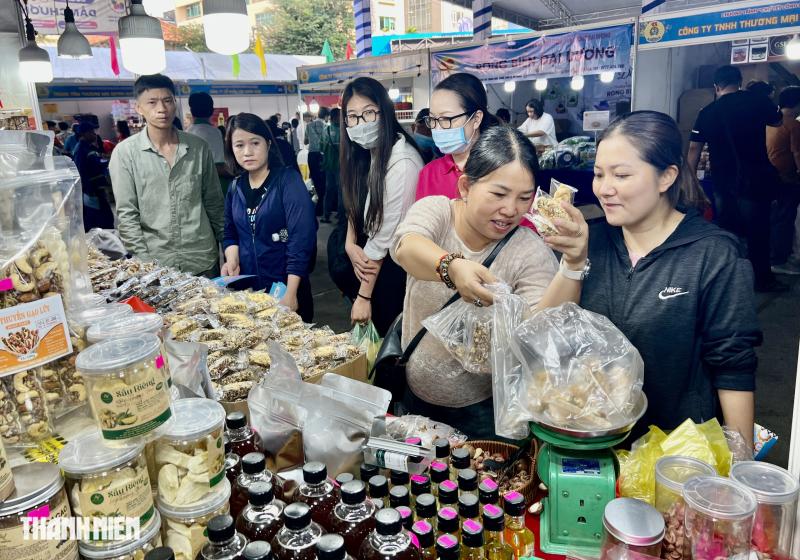 Trung tâm TP.HCM có nơi này đang bán hàng tết giảm giá đến 49%- Ảnh 2.