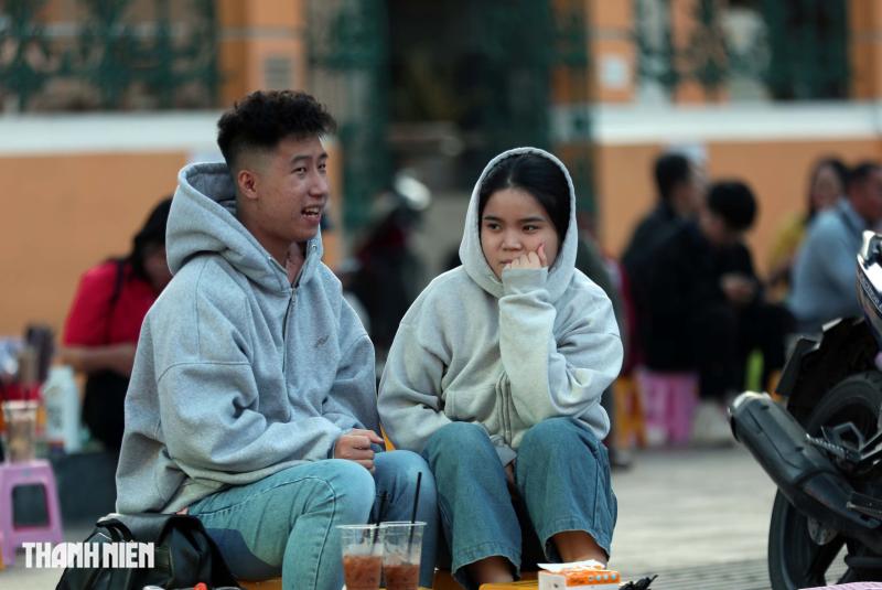 Sáng nay TP.HCM xuống 17 độ C, áo ấm, khăn choàng xuất hiện khắp phố- Ảnh 9.