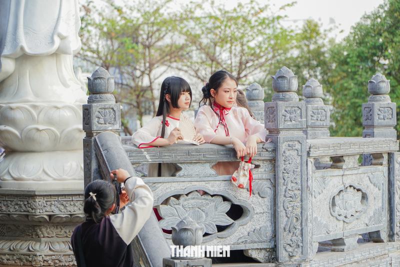 Chùa Sắc tứ Khải Đoan của triều Nguyễn: Người dân diện áo dài, chụp hình lưu niệm - Ảnh 11.