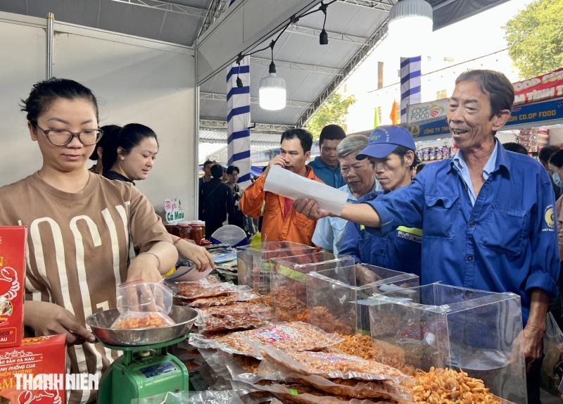 Trung tâm TP.HCM có nơi này đang bán hàng tết giảm giá đến 49%- Ảnh 1.