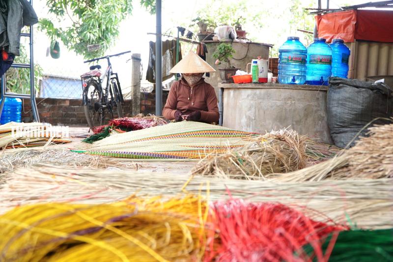 Làng dệt chiếu cói Phú Tân bên đầm Ô Loan giữ gìn nghề truyền thống trăm năm - Ảnh 7.