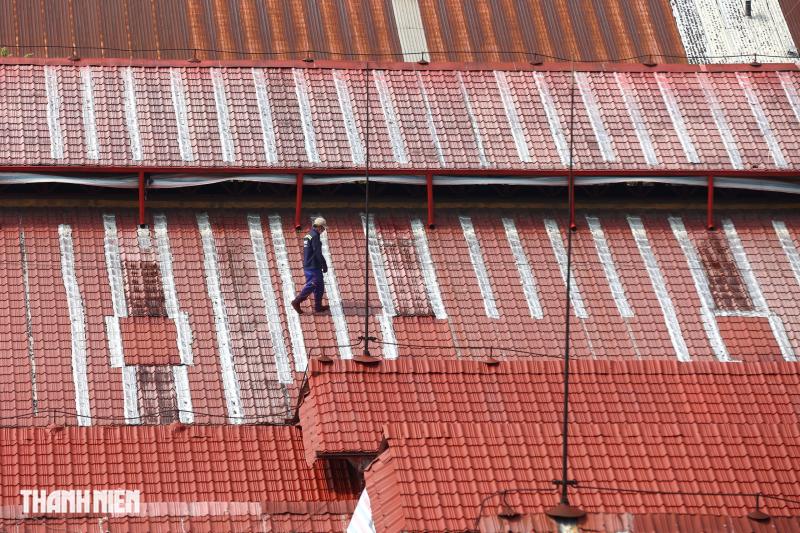 Chợ Bến Thành đang ‘thay áo mới’ chuẩn bị đón Tết Bính Ngọ sắp đến - Ảnh 6.