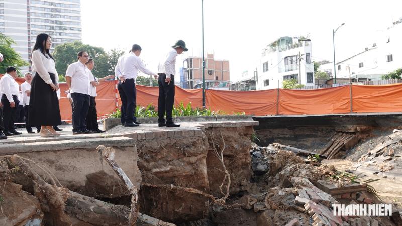 Kiểm tra bờ kênh Tàu Hủ sạt lở, lãnh đạo TP.HCM yêu cầu khắc phục khẩn cấp- Ảnh 2.