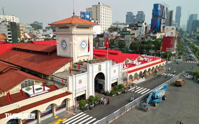 Chợ Bến Thành đang ‘thay áo mới’ chuẩn bị đón Tết Bính Ngọ sắp đến - Ảnh 5.