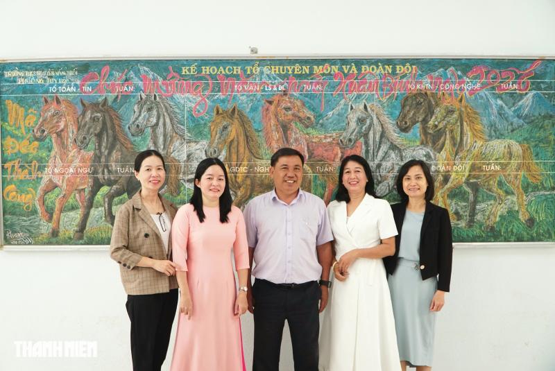 Cô giáo vẽ tranh linh vật ngựa bằng phấn trên bảng đen gây ‘sốt’ mạng xã hội - Ảnh 8.