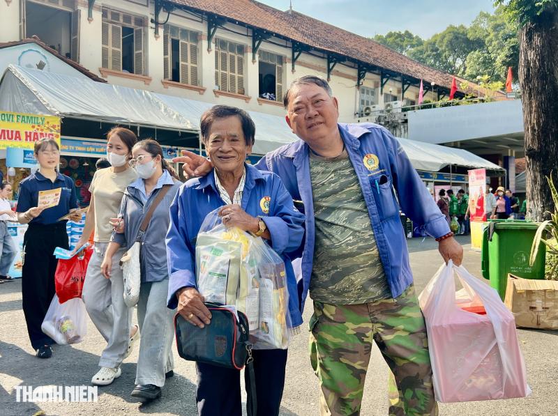Trung tâm TP.HCM có nơi này đang bán hàng tết giảm giá đến 49%- Ảnh 3.