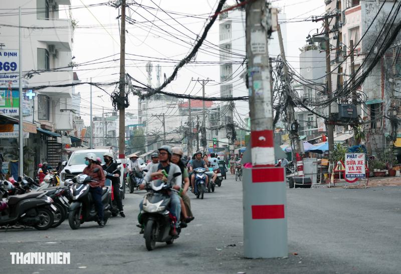 Đường Chu Văn An dần về đích, hàng loạt cột điện vẫn án ngữ mặt đường - Ảnh 8.