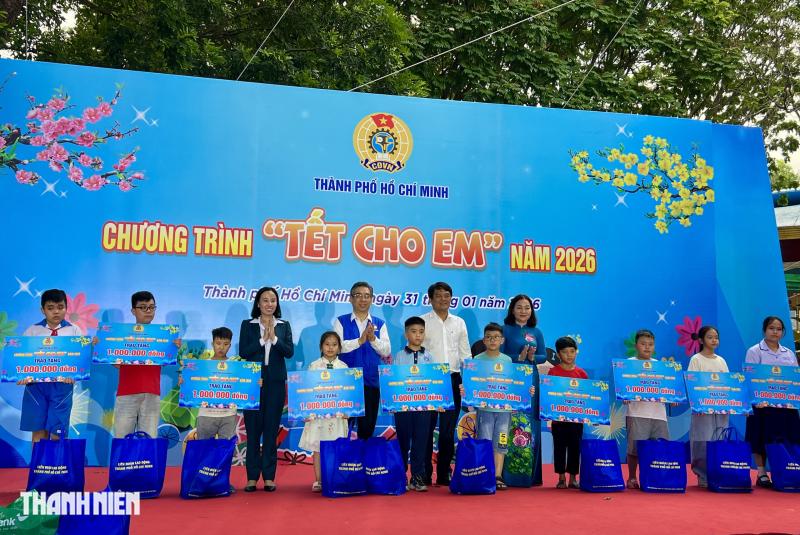 900 Trẻ em TP.HCM nhận quà tết và 1 triệu đồng dịp Tết Bính Ngọ 2026 - Ảnh 1.