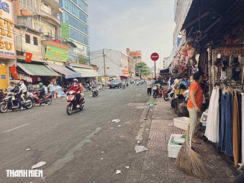 TP.HCM xử lý lấn chiếm vỉa hè: Chợ Bà Chiểu 'lột xác', người dân ngạc nhiên - Ảnh 5.