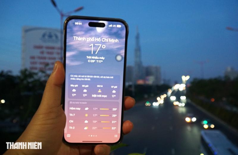 Sáng nay TP.HCM 17 độ, người dân mặc áo mưa chống lạnh khi đi đường - Ảnh 1.