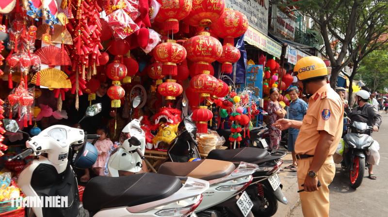 TP.HCM xử lý lấn chiếm vỉa hè: Cửa hàng khu Chợ Lớn thu dọn bất ngờ - Ảnh 8.