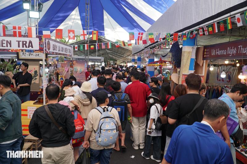 Ngày đầu năm mới 2026: Thảo Cầm Viên, đường sách đông nghẹt người đi chơi  - Ảnh 8.