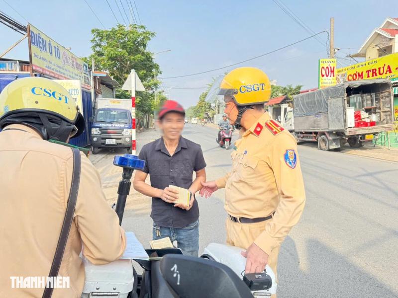 TP.HCM xử lý lấn chiếm vỉa hè: Cửa hàng khu Chợ Lớn thu dọn bất ngờ - Ảnh 10.