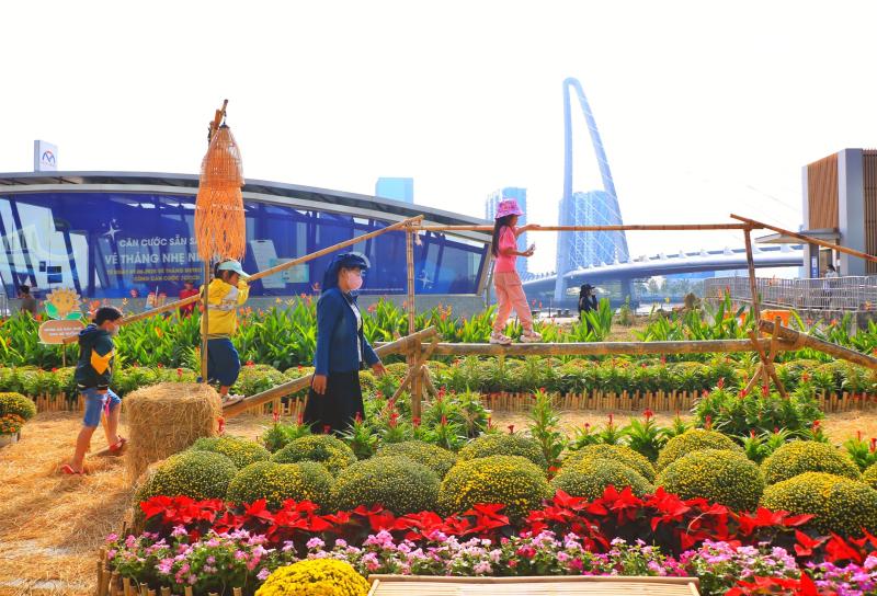 Vườn hoa tết 'mới toanh' gây sốt ngay trung tâm TP.HCM: Đông người đổ về check-in- Ảnh 10.
