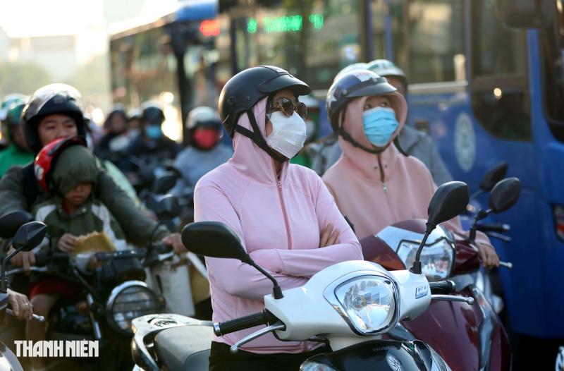 Sáng nay TP.HCM xuống 17 độ C, áo ấm, khăn choàng xuất hiện khắp phố- Ảnh 1.