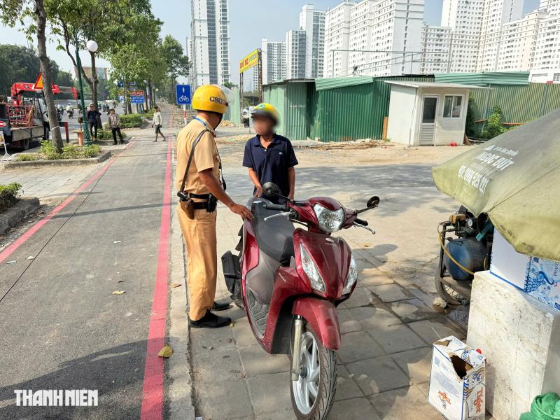 CSGT phạt loạt xe máy đi vào làn đường riêng cho xe đạp trên Mai Chí Thọ - Ảnh 5.