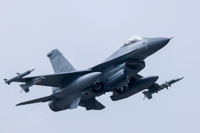 Đài Loan phô diễn khả năng của chiến đấu cơ F-16 mới - Ảnh 2.