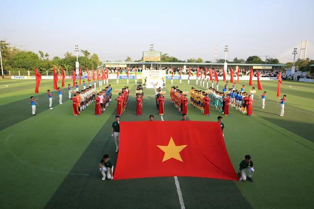 Hàng ngàn người ‘tiếp lửa’ lễ khai mạc vòng loại Tây Nam bộ TNSV THACO cup 2026- Ảnh 1.