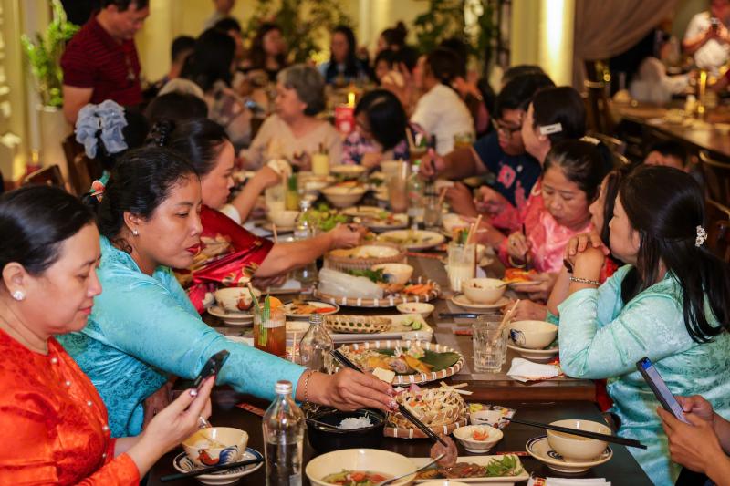 Bất ngờ mâm cỗ tết 3 miền ngay tại TP.HCM: Thực khách hào hứng 'ăn tết sớm' - Ảnh 10.
