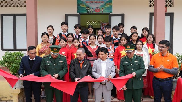 FPT Shop tặng máy tính, tivi cho trẻ em vùng cao  - Ảnh 1.
