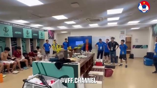 Hé lộ phòng thay đồ U.23 Việt Nam sau trận thắng Ả Rập Xê Út, Chủ tịch VFF hỏi... thẻ phạt- Ảnh 2.