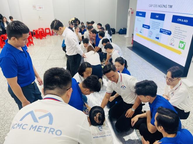Trang bị máy khử rung tim tự động tại các ga metro TP.HCM - Ảnh 3.