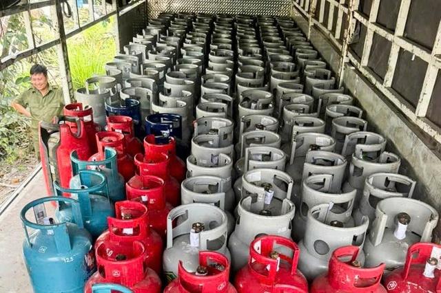 Phát hiện, tạm giữ hơn 380 bình gas không rõ nguồn gốc ở Tây Ninh- Ảnh 1.