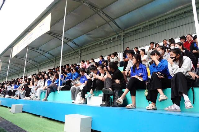 Áo xanh thanh niên ‘phủ sóng’ sân Đồng Tháp giải TNSV THACO cup 2026- Ảnh 2.