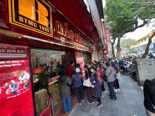Bất chấp vàng, bạc tăng sốc, người dân ùn ùn đổ đi mua- Ảnh 2.