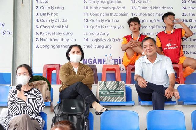 Vợ chồng U.60 đến đất sen hồng cổ vũ 'Ronaldo béo' tại TNSV THACO cup 2026- Ảnh 1.